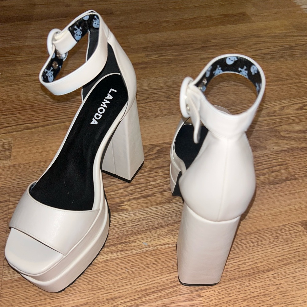 DollsKill / La Moda : PURE CHICK FLICK PATENT HEELS - SIZE 10 - BNWT 🤍